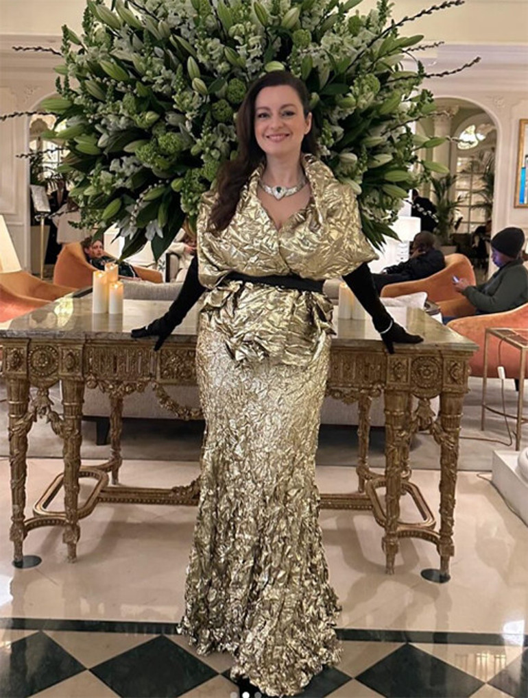 Görkemli düğününde bile ucuz bir gelinlik giymişti... Sosyete gecesinde kimseden geri kalmamak için hiçbir masraftan kaçınmadı