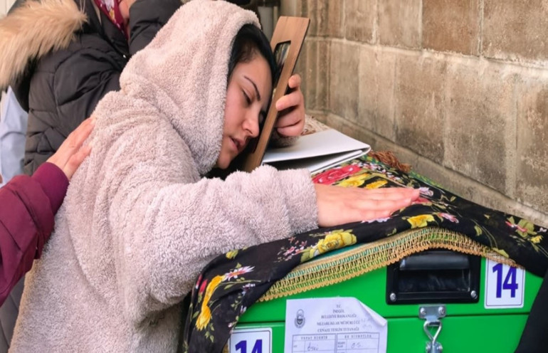 El freni çekilmeyen otomobilin çarptığı Öykü’nün ardından dedesi de kurtarılamadı