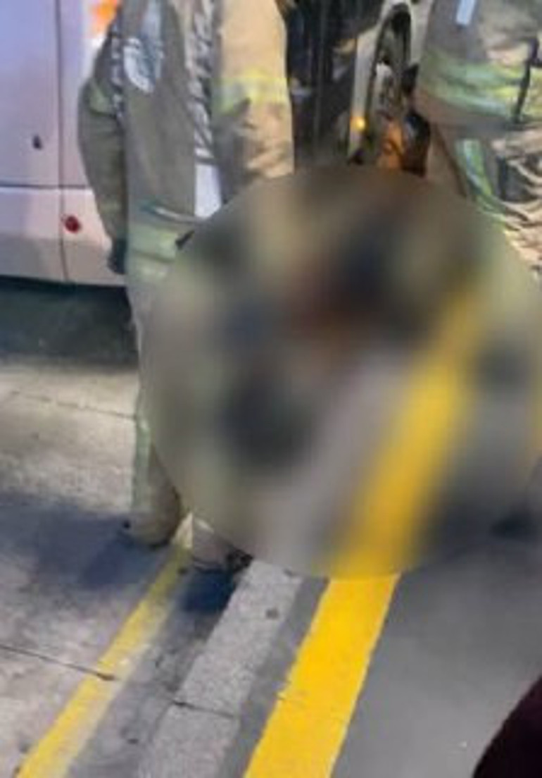 Metrobüste korkunç kaza.... Dengesini kaybedince metrobüsün altında kaldı