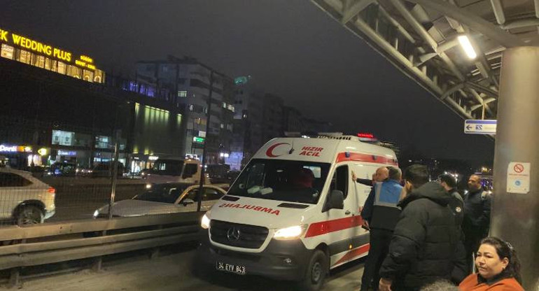 Metrobüste korkunç kaza.... Dengesini kaybedince metrobüsün altında kaldı