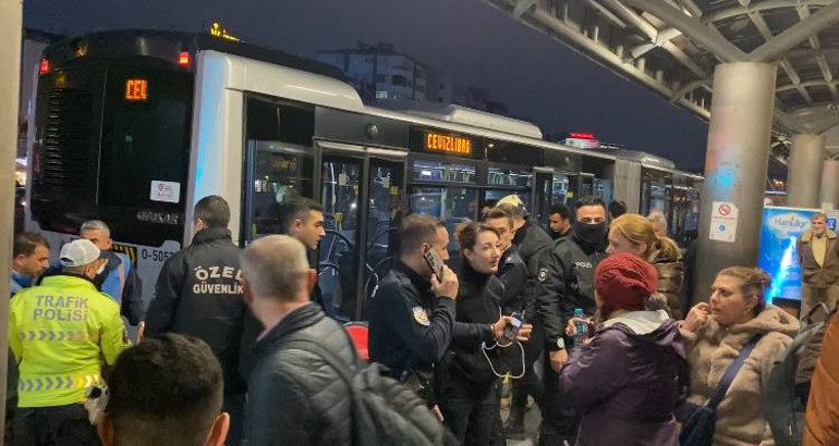 Metrobüste korkunç kaza.... Dengesini kaybedince metrobüsün altında kaldı