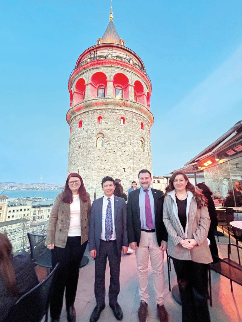 Kan kanserine dikkat çekmek için Galata Kulesi’yle ‘Kırmızı alarm’