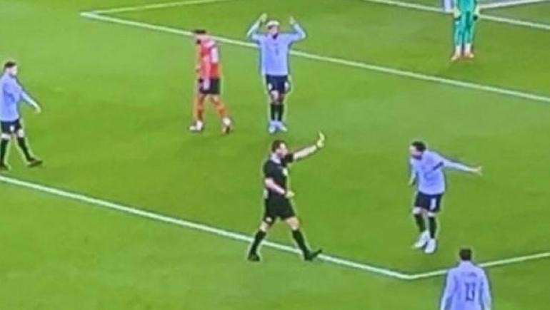 İngiltere-Uruguay maçında kart krizi Kırmızıyı unuttu derken, kart gördiği ortaya çıktı