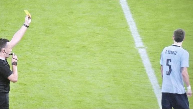 İngiltere-Uruguay maçında kart krizi Kırmızıyı unuttu derken, kart gördiği ortaya çıktı