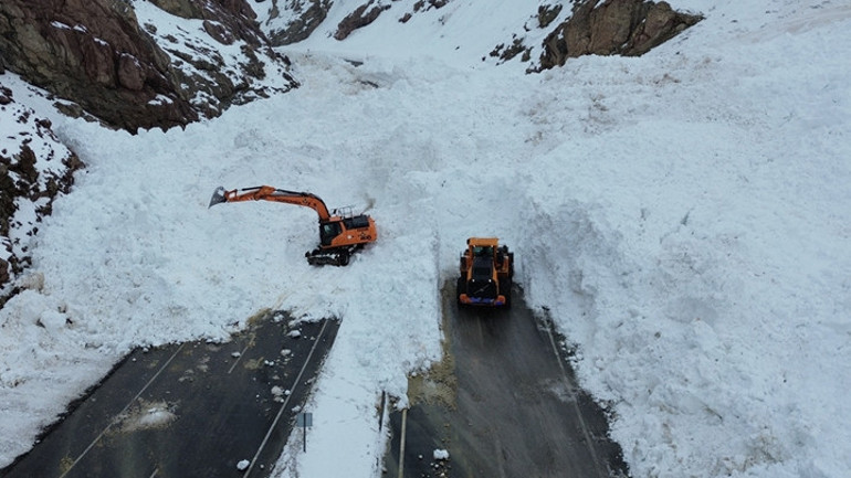 12 ilde sarı kodlu alarm Meteorolojiden kuvvetli yağış ve fırtına uyarısı | Van-Hakkari kara yolu çığ nedeniyle kapandı: Araçlar mahsur kaldı
