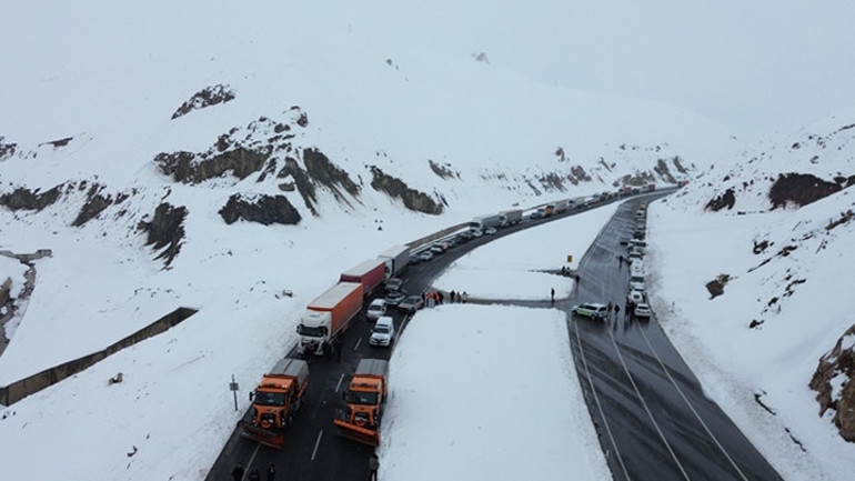 12 ilde sarı kodlu alarm Meteorolojiden kuvvetli yağış ve fırtına uyarısı | Van-Hakkari kara yolu çığ nedeniyle kapandı: Araçlar mahsur kaldı