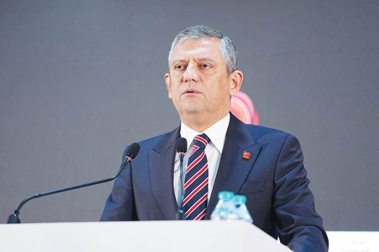 At şu adamı partiden Özgür Bey