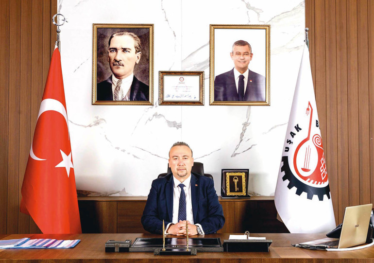 At şu adamı partiden Özgür Bey