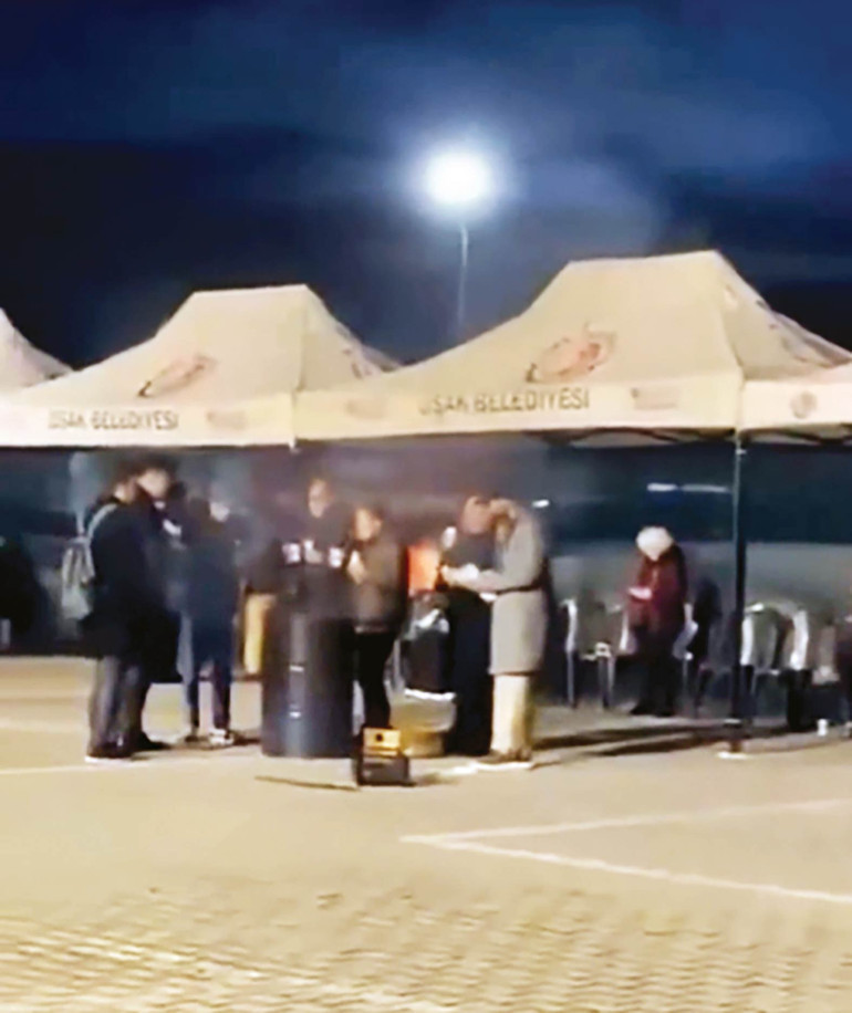 At şu adamı partiden Özgür Bey