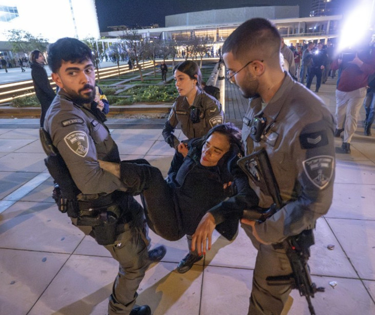  Savaş karşıtı halk Tel Avivde sokaklara çıktı