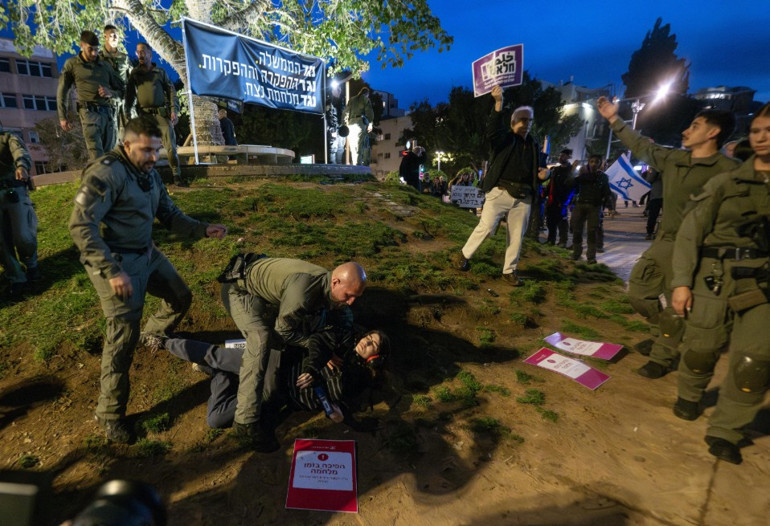  Savaş karşıtı halk Tel Avivde sokaklara çıktı