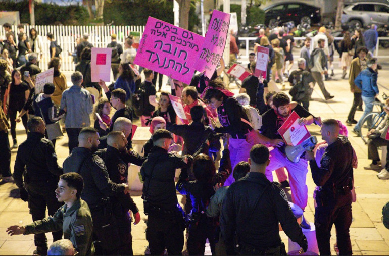  Savaş karşıtı halk Tel Avivde sokaklara çıktı