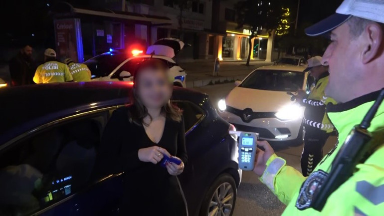 Ehliyeti iptal edildi, Beni çekmeyin, avukatım diye seslendi