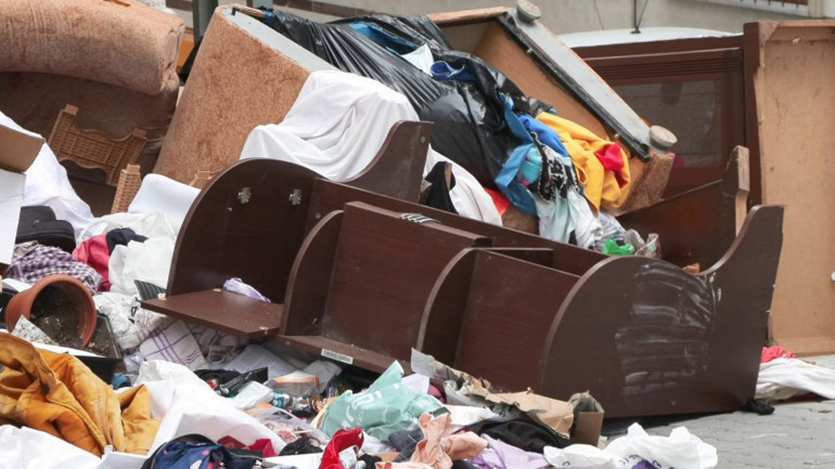  Ağzıyla itiraf etti Mahkemeyi kazanamayınca eşyalarını sokağa attı