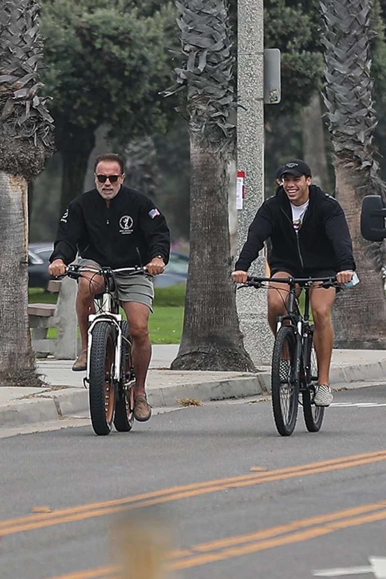 Hizmetçisinden doğan oğlu evliliğine mal olmuştu… Onu yıllar sonra bağrına bastı