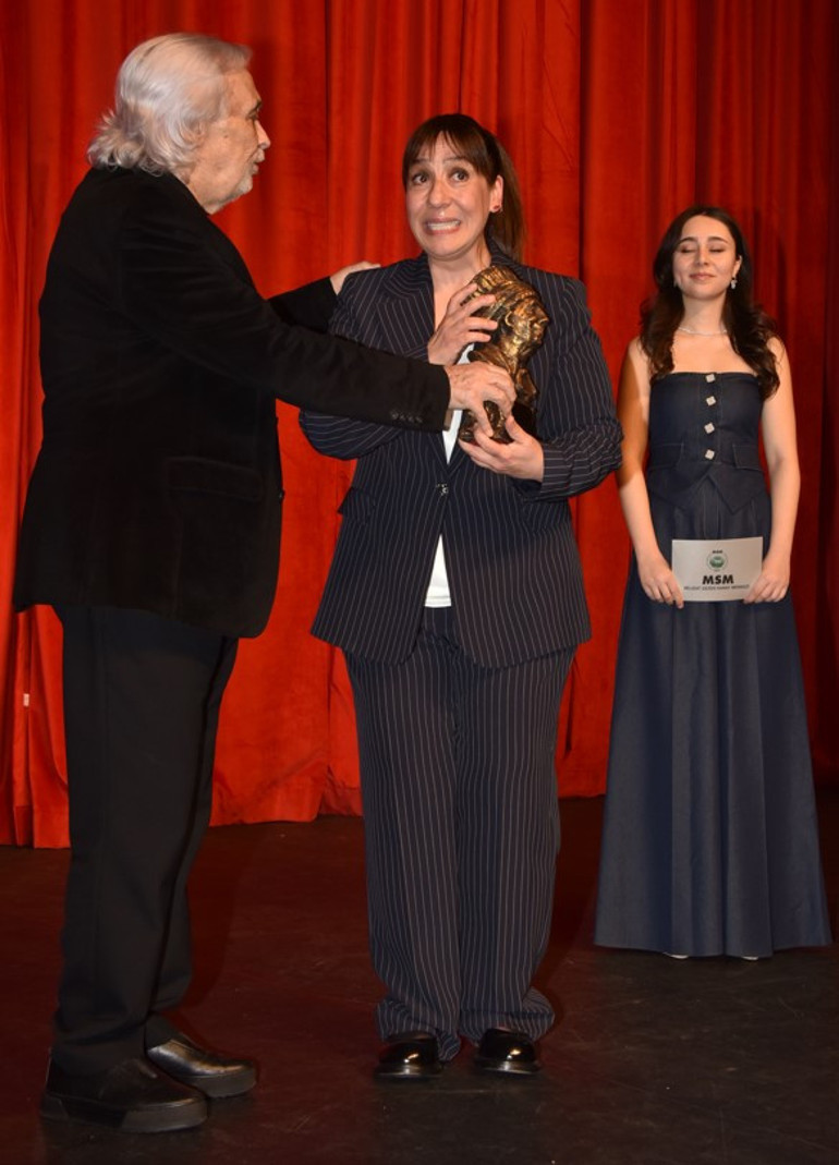 Dümbüllü ödülü Binnur Kayaya verildi