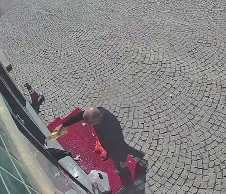 Bunu yapan bir eczanecı Ayçiçek yağı ile dehşet saçacaktı, yoldan geçen vatandaşın uyarısı durdurdu