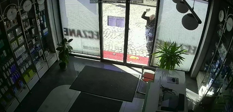 Bunu yapan bir eczanecı Ayçiçek yağı ile dehşet saçacaktı, yoldan geçen vatandaşın uyarısı durdurdu