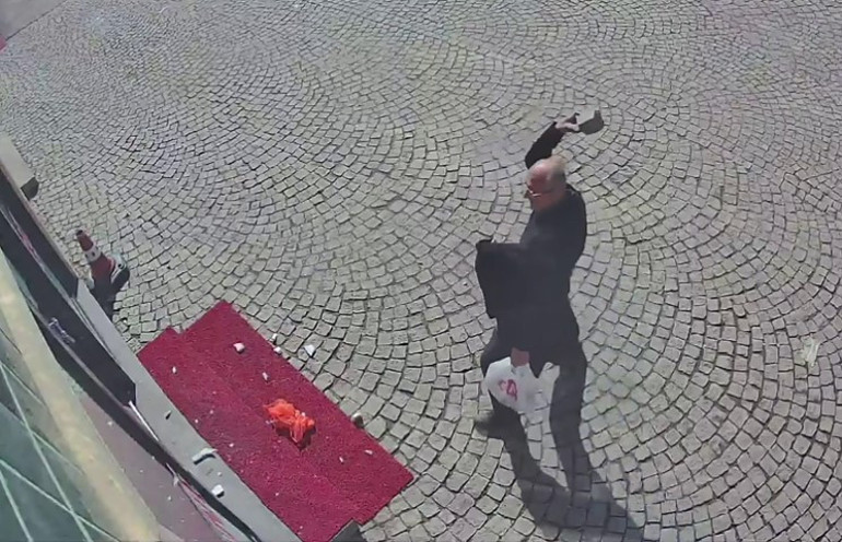 Bunu yapan bir eczanecı Ayçiçek yağı ile dehşet saçacaktı, yoldan geçen vatandaşın uyarısı durdurdu