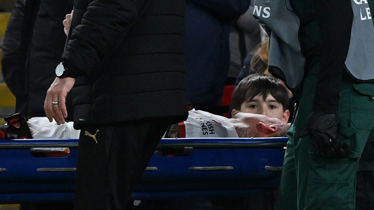  Parmağıyla ilgili gerçek ortaya çıktı Reklam panosuna tutunurken...