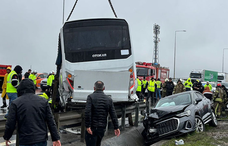 Başakşehirde polis servisinin de karıştığı zincirleme kazada 1 polis şehit oldu, yaralılar var