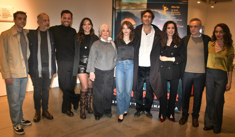 Galada Özgü Namala kızı eşlik etti Türkiyede her şey çekilir