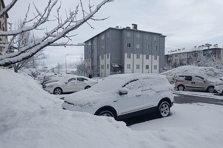 Her yer beyaza büründü 14 ilde kar yağışı ve sağanak uyarısı | Baharı beklerken kış geri geldi
