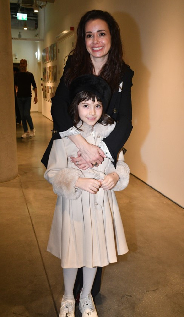 Galada Özgü Namala kızı eşlik etti Türkiyede her şey çekilir