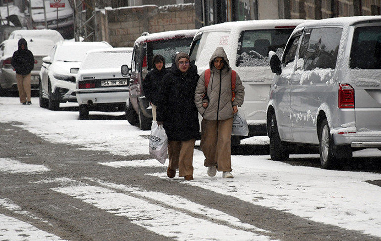 Her yer beyaza büründü 14 ilde kar yağışı ve sağanak uyarısı | Baharı beklerken kış geri geldi