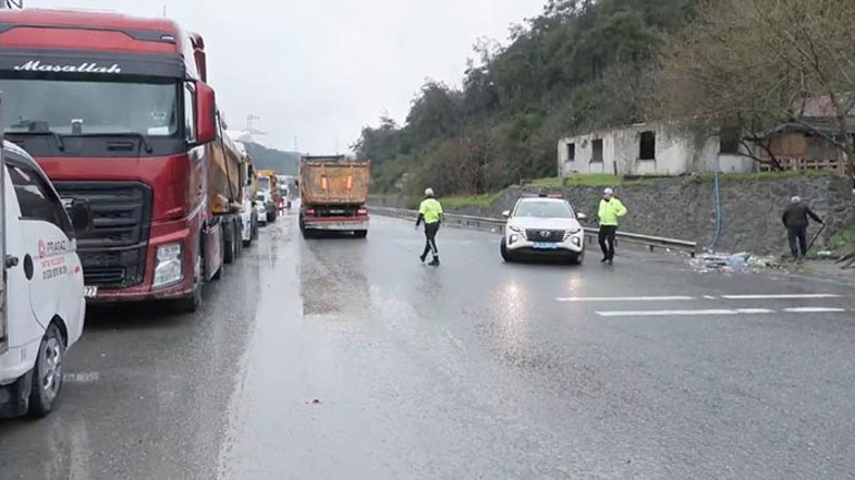 İstanbulda yağışın etkisiyle toprak kaymaları yaşandı