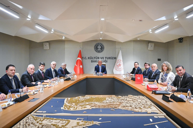 Bakan Ersoy’dan 2026 turizmi için kritik toplantı