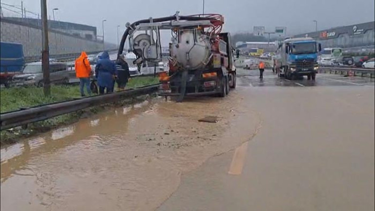 İstanbulda yağışın etkisiyle toprak kaymaları yaşandı