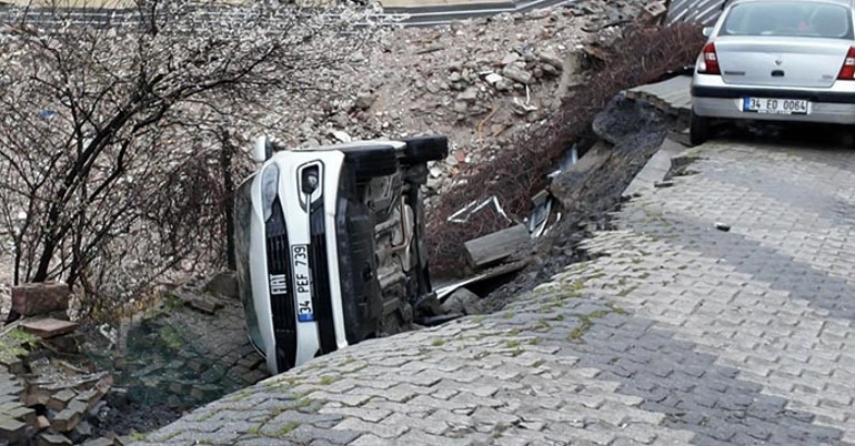 İstanbulu sağanak vurdu: Yol çöktü, park halindeki otomobil çukura düştü, Kadıköy istikameti trafiğe kapatıldı