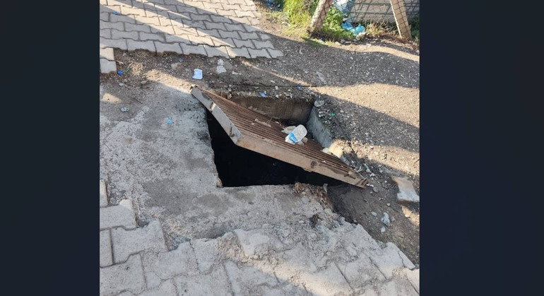 Genç kız yürürken üzerine basınca içine düştü