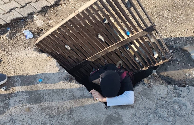 Genç kız yürürken üzerine basınca içine düştü
