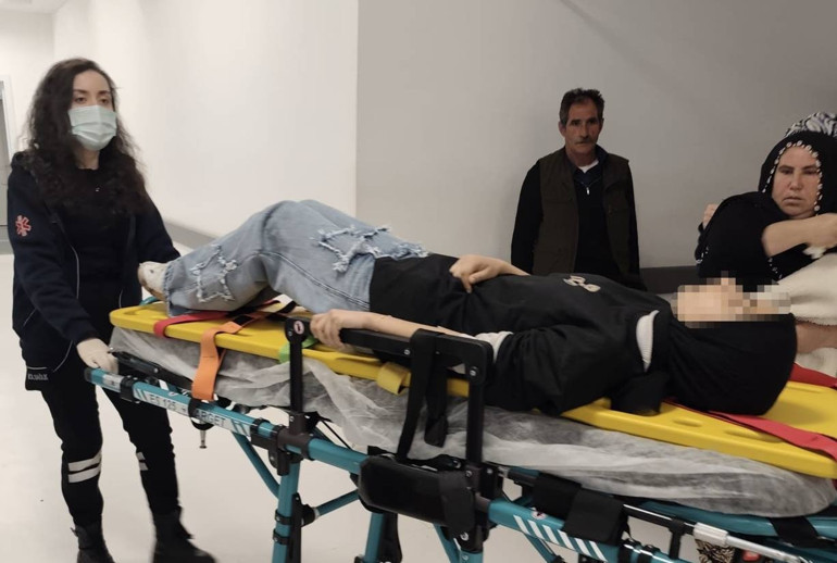 Genç kız yürürken üzerine basınca içine düştü