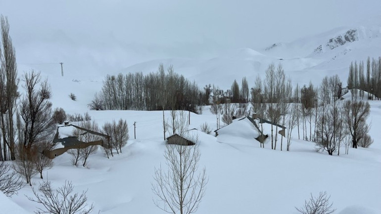 Nisan ayı geldi ama kış bitmiyor Evler kara gömüldü, yükseklik 2 metreyi aştı
