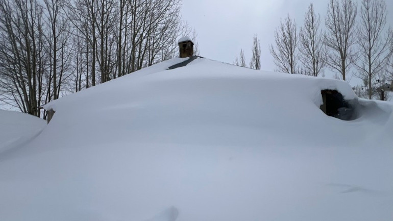 Nisan ayı geldi ama kış bitmiyor Evler kara gömüldü, yükseklik 2 metreyi aştı
