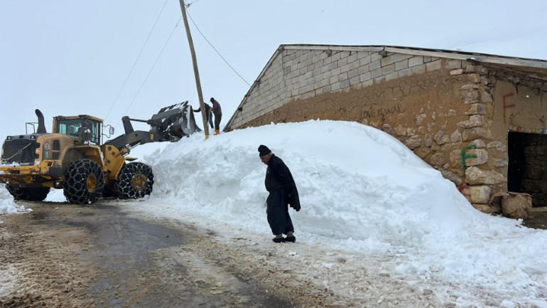 Nisan ayı geldi ama kış bitmiyor Evler kara gömüldü, yükseklik 2 metreyi aştı