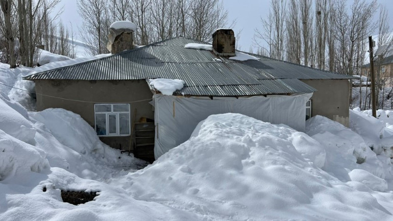 Nisan ayı geldi ama kış bitmiyor Evler kara gömüldü, yükseklik 2 metreyi aştı