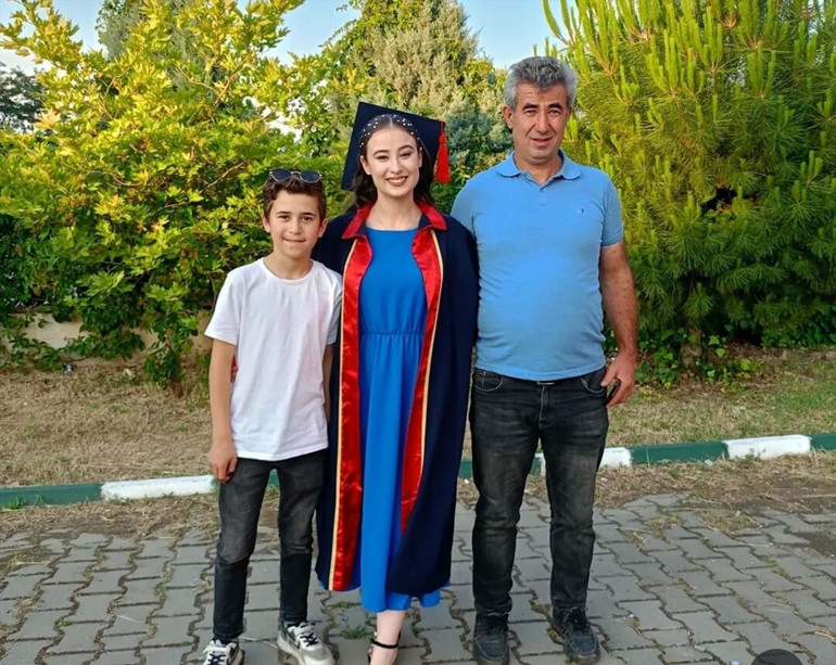 Manisada vahşet Boşanma aşamasındaki eşi ile ailesinin yaşadığı evi bastı: 1i çocuk 4 kişiyi katletti
