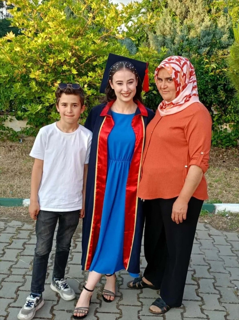 Manisada vahşet Boşanma aşamasındaki eşi ile ailesinin yaşadığı evi bastı: 1i çocuk 4 kişiyi katletti