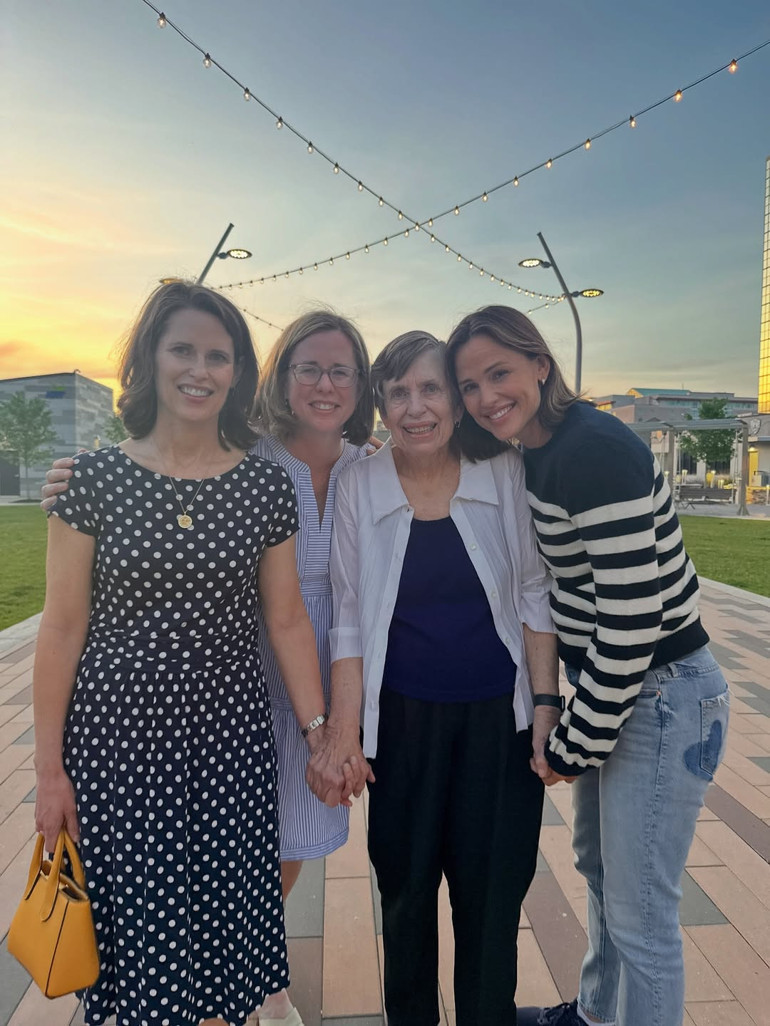 En sonunda annesini de meşhur etti… Mutluluktan havalara uçuyor… ‘Benim olduğum bölümler çok izleniyor kızım’