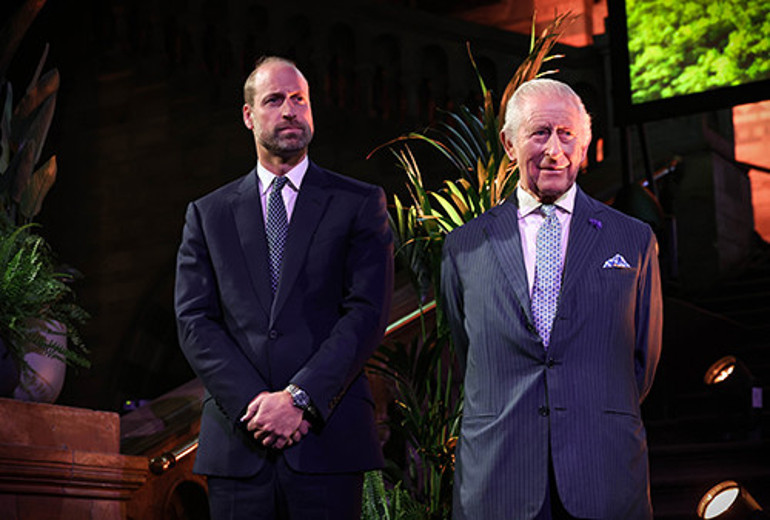 Küçük oğlu açıktan, büyüğü sessizce kuyusunu kazıyor... Herkesin önünde can ciğer görünüyorlar... Evin içinde birbirlerine girdiler