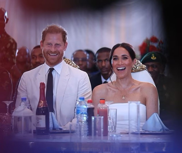 Kendini daha güzel ve daha akıllı sanıyor… Geride durmak ne demek bilmiyor bile… ‘O kadın yerine ben kraliçe olmalıydım’