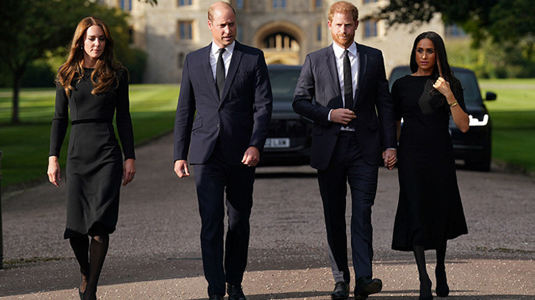 Kendini daha güzel ve daha akıllı sanıyor… Geride durmak ne demek bilmiyor bile… ‘O kadın yerine ben kraliçe olmalıydım’