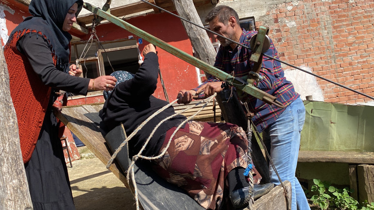 İpe bağlı hayat 20 yıldır çelik telli teleferikle evine ulaşıyor... Korkuyorum ama ne yapayım