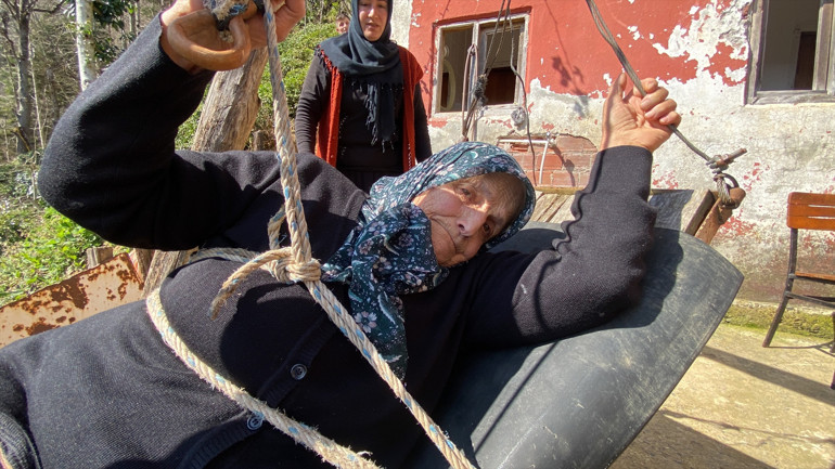 İpe bağlı hayat 20 yıldır çelik telli teleferikle evine ulaşıyor... Korkuyorum ama ne yapayım