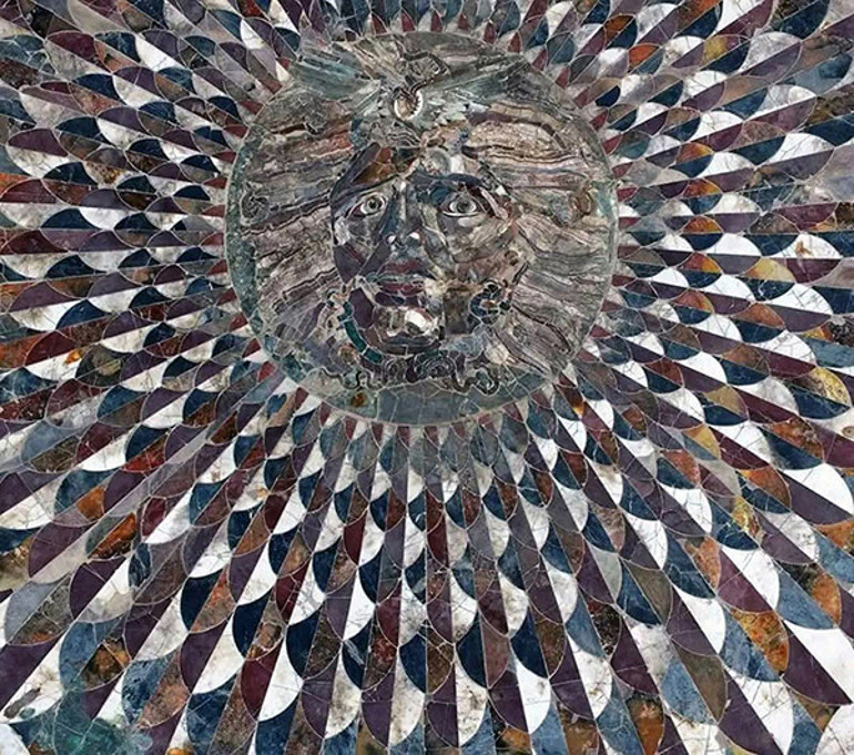  Bakışıyla taşa çevirdiğine inanılıyor