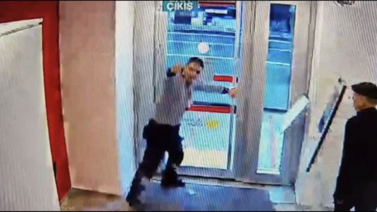 İşten çıkarılan güvenlik görevlisi bankada dehşet saçmıştı Beşiktaştaki korku dolu anlar kamerada